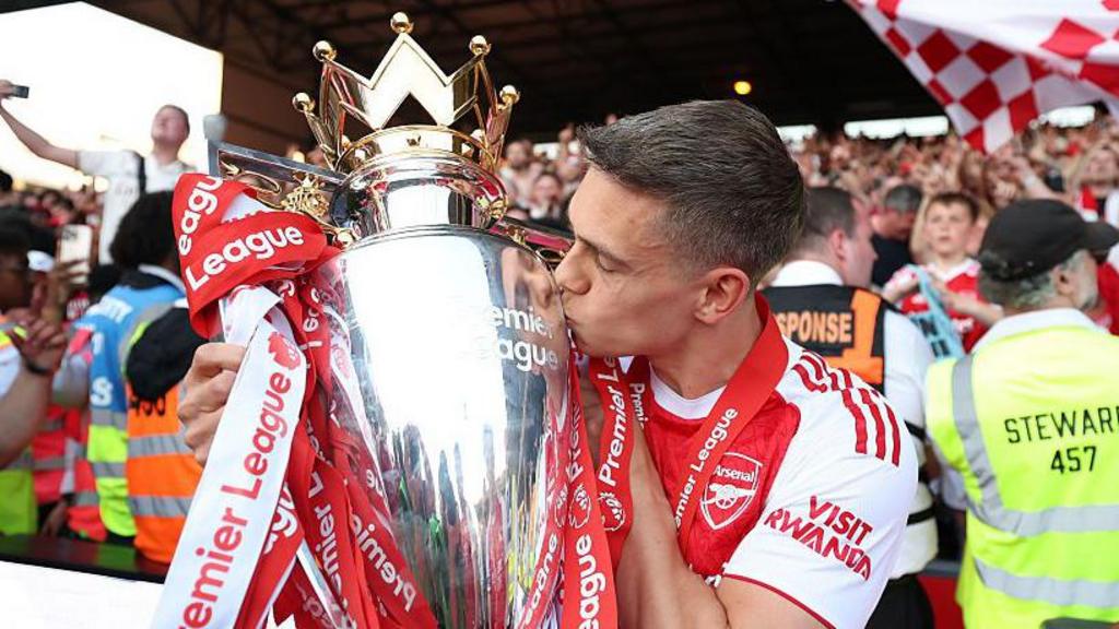 Leandro Trossard in Arsenal kit during a match